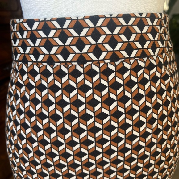 Ann Taylor pencil skirt size 0. Excellent condition. Zipper back kick flip - Picture 4 of 10